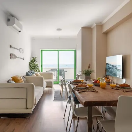 Sunset Terrace - Beachfront With Private Parking Назаре