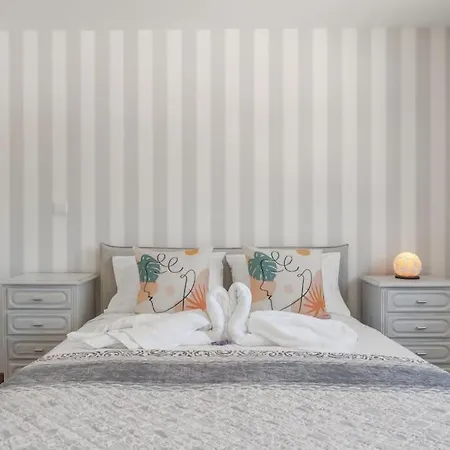 Апартаменты Sunset Terrace - Beachfront With Private Parking