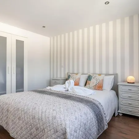 Апартаменты Sunset Terrace - Beachfront With Private Parking Назаре