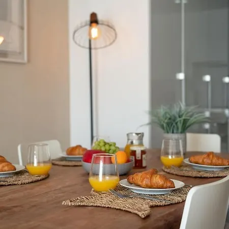 Sunset Terrace - Beachfront With Private Parking Апартаменты *