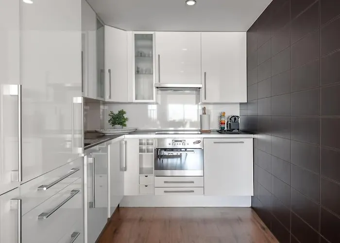 Daire Sunset Terrace - Beachfront With Private Parking